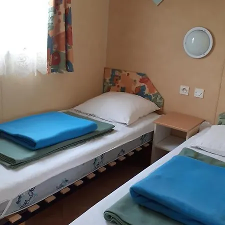 Camping Les Champs Fleuris Duingt
