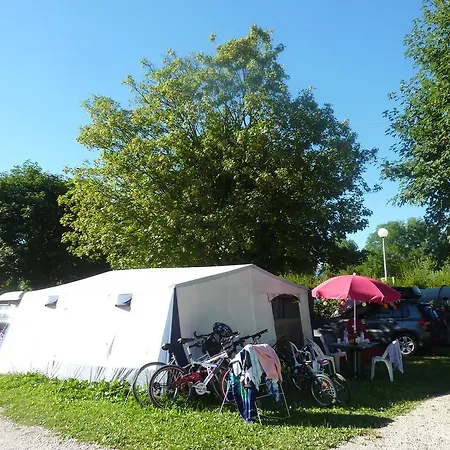 Camping Les Champs Fleuris Duingt