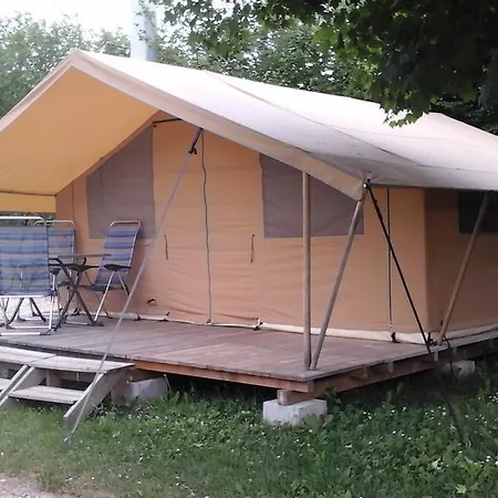 Camping Les Champs Fleuris Kemp